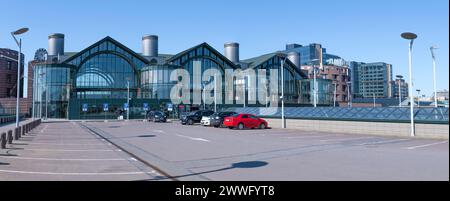 ST. PIETROBURGO, RUSSIA - 01 GIUGNO 2022: Nel parcheggio della stazione ferroviaria di Ladohskiy in un giorno di sole giugno Foto Stock