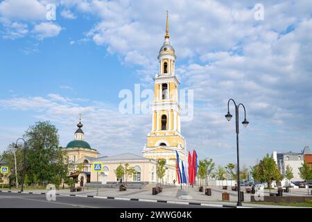 KOLOMNA, RUSSIA - 16 GIUGNO 2023: Campanile della Chiesa di San Giovanni Evangelista nel paesaggio cittadino in un giorno di giugno Foto Stock