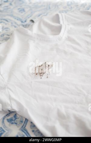 camicia sporca di colore bianco, che mostra la macchia Foto Stock