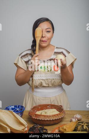 Persona che gioca in cucina mentre prepara i tamales. Concetto di divertimento a casa. Foto Stock