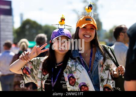 Albert Park, Australia, 24 marzo 2024. I tifosi sorridenti posano durante il Rolex Australian Grand Prix di F1 al Melbourne Grand Prix Circuit il 24 marzo 2024 ad Albert Park, Australia. Crediti: Dave Hewison/Speed Media/Alamy Live News Foto Stock