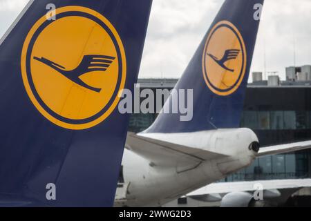 Francoforte, Germania - 23 marzo 2024: Aerei Lufthansa visti all'aeroporto internazionale di Francoforte Foto Stock