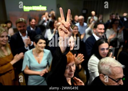 Bratislava, Slovacchia. 24 marzo 2024. Persone nella sede elettorale del candidato presidenziale Ivan Korcok dopo il primo turno delle elezioni presidenziali a Bratislava, Slovacchia, 24 marzo 2024. Crediti: Ondrej Deml/CTK Photo/Alamy Live News Foto Stock