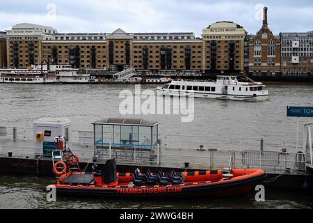 LONDRA, Regno Unito - 19 MARZO 2024: Veduta di Butlers Wharf a Shad Tamigi vista attraverso il Tamigi con un cartello Foto Stock