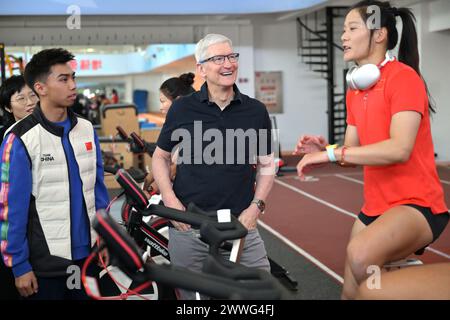 Pechino, Cina. 23 marzo 2024. Il CEO di Apple Tim Cook (C) parla con il rugby cinese Wang Wanyu (R) a Pechino, Cina, 23 marzo 2024. Cook ha visitato la squadra cinese di rugby femminile il sabato. Crediti: CAI Yang/Xinhua/Alamy Live News Foto Stock