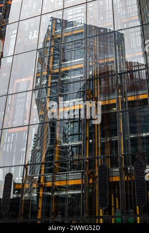 LONDRA, Regno Unito - 19 MARZO 2024: Riflesso del 22 edificio Bishopsgate nell'edificio Leadenhall Foto Stock