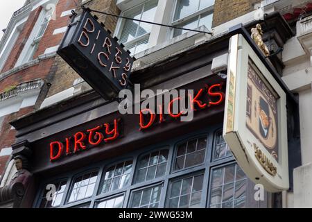 LONDRA, Regno Unito - 19 MARZO 2024: Cartelli all'esterno del Dirty Dicks Pub a Bishopsgate Foto Stock