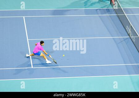 MIAMI GARDENS, FLORIDA - 23 MARZO: Carlos Alcaraz di Spagna in azione il giorno 8 del Miami Open all'Hard Rock Stadium il 23 marzo 2024 a Miami Gardens, Florida. (Foto di Mauricio Paiz) credito: Mauricio Paiz/Alamy Live News Foto Stock