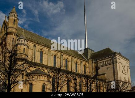 Belfast County Antrim Irlanda del Nord 23 febbraio 2024 - Vista del tetto e della guglia della Cattedrale di St Annes da zero Foto Stock