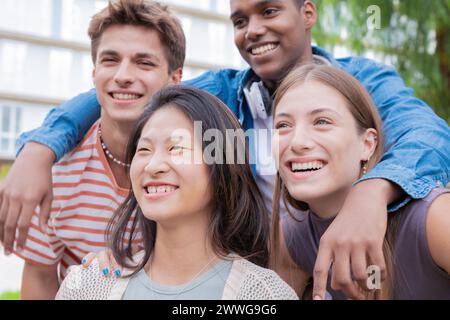 Gruppo multirazziale di studenti amici che ridono mentre scattano un selfie Foto Stock