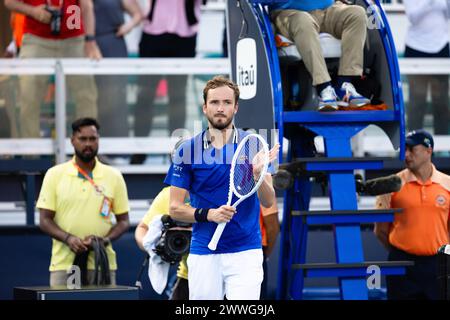 MIAMI GARDENS, FLORIDA - 23 MARZO: Daniil Medvedev celebra la sua vittoria il giorno 8 del Miami Open all'Hard Rock Stadium il 23 marzo 2024 a Miami Gardens, Florida. (Foto di Mauricio Paiz) credito: Mauricio Paiz/Alamy Live News Foto Stock