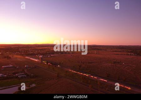 Volo del tramonto su camion che consegnano grano al silo Wallumbilla Queensland Australia Foto Stock