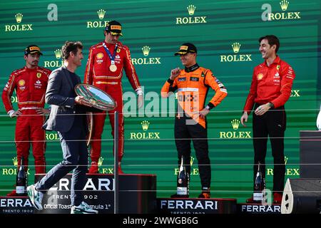 Melbourne, Australia. 24 marzo 2024. Il podio (da L a R): Charles Leclerc (MON) Ferrari, secondo; Mark Webber (AUS) Channel 4 Presenter/driver Manager; Carlos Sainz Jr (ESP) Ferrari, vincitore di gara; Lando Norris (GBR) McLaren, terzo; Matteo Togninalli (ITA) Ferrari responsabile dell'Ingegneria pista. 24.03.2024. Formula 1 World Championship, Rd 3, Australian Grand Prix, Albert Park, Melbourne, Australia, Race Day. Il credito fotografico dovrebbe essere: XPB/Alamy Live News. Foto Stock