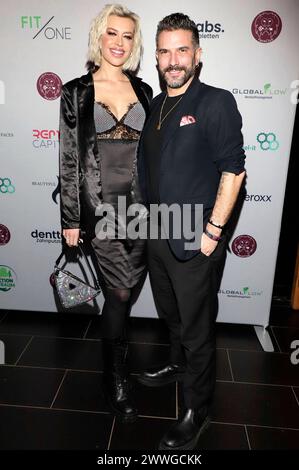 Verena Kerth und Marc Terenzi bei der Doppelfeier 5 Jahre Faceclub und Geburtstag von Sören Bauer in der Kasematte 20. Amburgo, 23.03.2024 *** Verena Kerth e Marc Terenzi alla doppia celebrazione dei 5 anni di compleanno di Faceclub e Sören Bauers al Kasematte 20 Amburgo, 23 03 2024 foto:xgbrcix/xFuturexImagex bauer 4320 Foto Stock