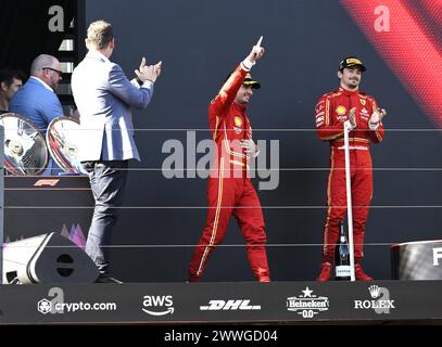 MELBOURNE, AUSTRALIA. 24 marzo 2024. Vincitore del Gran Premio d'Australia 55 Carlos Sainz Jr. (ESP) Scuderia Ferrari (a sinistra) si congratula con il 16 Charles Leclerc (MCO) Scuderia Ferrari (a destra) per le celebrazioni del podio a seguito del completamento del 3° round FIA Formula 1 Rolex Australian Grand Prix 2024 dal 22 al 24 marzo presso l'Albert Park Street Circuit di Melbourne, Australia. Crediti: Karl Phillipson/Alamy Live News. Foto Stock