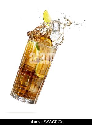 Bicchiere cadente pieno di cocktail cuba libre che spruzza isolato su sfondo bianco. Foto Stock