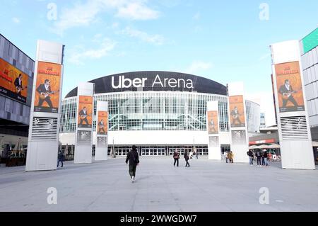 Neuer Schriftzug nach der Umbenennung der Mercedes-Benz Arena di Uber Arena. Settembre 2008 wurde die Mehrzweckhalle erstmals als o2-World eröffnet, mit 17,000 Plätzen ist es die größte Halle Dieser Art in Berlin und die zweitgrößte Deutschlands. 2015 nome da donna e sponsor nella Mercedes-Benz-Arena. Berlino, 23.03.2024 *** nuova scritta in seguito alla ridenominazione della Mercedes Benz Arena in Uber Arena nel settembre 2008, la sala polifunzionale è stata aperta per la prima volta come o2 World, con 17.000 posti a sedere è la sala più grande del suo genere a Berlino e la seconda più grande in Germania nel 201 Foto Stock