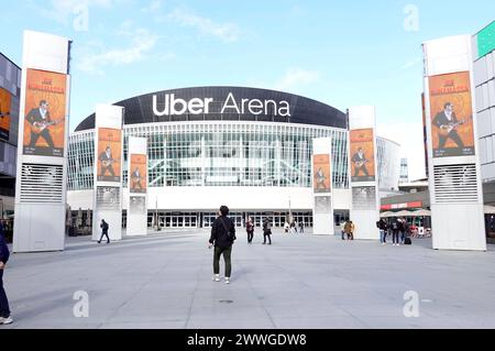 Neuer Schriftzug nach der Umbenennung der Mercedes-Benz Arena di Uber Arena. Settembre 2008 wurde die Mehrzweckhalle erstmals als o2-World eröffnet, mit 17,000 Plätzen ist es die größte Halle Dieser Art in Berlin und die zweitgrößte Deutschlands. 2015 nome da donna e sponsor nella Mercedes-Benz-Arena. Berlino, 23.03.2024 *** nuova scritta in seguito alla ridenominazione della Mercedes Benz Arena in Uber Arena nel settembre 2008, la sala polifunzionale è stata aperta per la prima volta come o2 World, con 17.000 posti a sedere è la sala più grande del suo genere a Berlino e la seconda più grande in Germania nel 201 Foto Stock