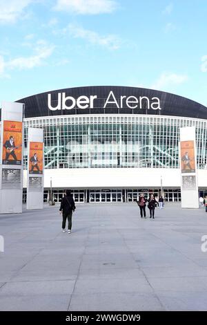 Neuer Schriftzug nach der Umbenennung der Mercedes-Benz Arena di Uber Arena. Settembre 2008 wurde die Mehrzweckhalle erstmals als o2-World eröffnet, mit 17,000 Plätzen ist es die größte Halle Dieser Art in Berlin und die zweitgrößte Deutschlands. 2015 nome da donna e sponsor nella Mercedes-Benz-Arena. Berlino, 23.03.2024 *** nuova scritta in seguito alla ridenominazione della Mercedes Benz Arena in Uber Arena nel settembre 2008, la sala polifunzionale è stata aperta per la prima volta come o2 World, con 17.000 posti a sedere è la sala più grande del suo genere a Berlino e la seconda più grande in Germania nel 201 Foto Stock
