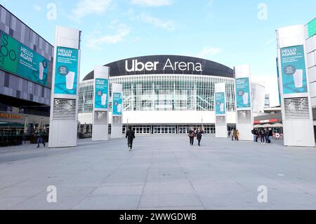 Neuer Schriftzug nach der Umbenennung der Mercedes-Benz Arena di Uber Arena. Settembre 2008 wurde die Mehrzweckhalle erstmals als o2-World eröffnet, mit 17,000 Plätzen ist es die größte Halle Dieser Art in Berlin und die zweitgrößte Deutschlands. 2015 nome da donna e sponsor nella Mercedes-Benz-Arena. Berlino, 23.03.2024 *** nuova scritta in seguito alla ridenominazione della Mercedes Benz Arena in Uber Arena nel settembre 2008, la sala polifunzionale è stata aperta per la prima volta come o2 World, con 17.000 posti a sedere è la sala più grande del suo genere a Berlino e la seconda più grande in Germania nel 201 Foto Stock