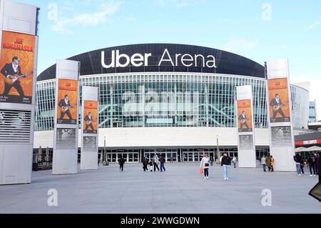 Neuer Schriftzug nach der Umbenennung der Mercedes-Benz Arena di Uber Arena. Settembre 2008 wurde die Mehrzweckhalle erstmals als o2-World eröffnet, mit 17,000 Plätzen ist es die größte Halle Dieser Art in Berlin und die zweitgrößte Deutschlands. 2015 nome da donna e sponsor nella Mercedes-Benz-Arena. Berlino, 23.03.2024 *** nuova scritta in seguito alla ridenominazione della Mercedes Benz Arena in Uber Arena nel settembre 2008, la sala polifunzionale è stata aperta per la prima volta come o2 World, con 17.000 posti a sedere è la sala più grande del suo genere a Berlino e la seconda più grande in Germania nel 201 Foto Stock