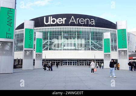 Neuer Schriftzug nach der Umbenennung der Mercedes-Benz Arena di Uber Arena. Settembre 2008 wurde die Mehrzweckhalle erstmals als o2-World eröffnet, mit 17,000 Plätzen ist es die größte Halle Dieser Art in Berlin und die zweitgrößte Deutschlands. 2015 nome da donna e sponsor nella Mercedes-Benz-Arena. Berlino, 23.03.2024 *** nuova scritta in seguito alla ridenominazione della Mercedes Benz Arena in Uber Arena nel settembre 2008, la sala polifunzionale è stata aperta per la prima volta come o2 World, con 17.000 posti a sedere è la sala più grande del suo genere a Berlino e la seconda più grande in Germania nel 201 Foto Stock