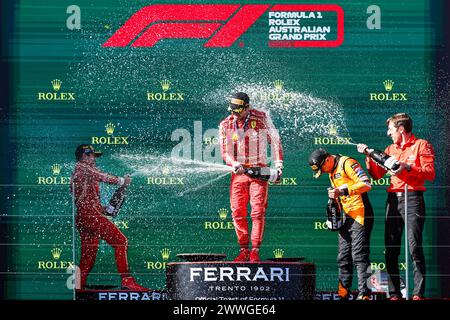 Melbourne, Australia. 24 marzo 2024. Il vincitore della gara Carlos Sainz (2° L) spagnolo della Ferrari, il secondo posto della Ferrari Charles Leclerc (1° L) di Monaco, il terzo posto della McLaren Lando Norris di Gran Bretagna (2° R) festeggia sul podio durante il Gran Premio di Formula 1 australiano all'Albert Park di Melbourne, Australia, 24 marzo 2024. Crediti: Qian Jun/Xinhua/Alamy Live News Foto Stock