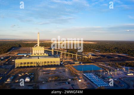 Antenna del centro energetico della centrale elettrica di Kogan Creek con una grande batteria (BESS) per la generazione di energia solare ed eolica. Foto Stock