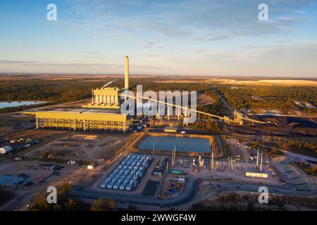 Antenna del centro energetico della centrale elettrica di Kogan Creek con una grande batteria (BESS) per la generazione di energia solare ed eolica. Foto Stock