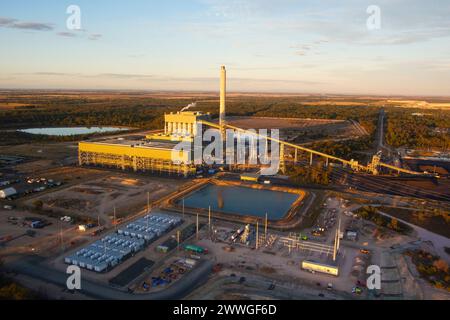 Antenna del centro energetico della centrale elettrica di Kogan Creek con una grande batteria (BESS) per la generazione di energia solare ed eolica. Foto Stock