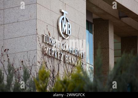 Gaziantep, Turkiye. 22 marzo 2024. Gaziantep, Turkiye. 22 marzo 2024. Il logo della Banca centrale della Repubblica di Turchia (TCMB) sull'edificio della Banca TCMB a Gaziantep, Turkiye meridionale (immagine di credito: © Zakariya Yahya/IMAGESLIVE via ZUMA Press Wire) SOLO PER USO EDITORIALE! Non per USO commerciale! Foto Stock