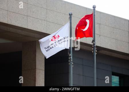 Gaziantep, Turkiye. 22 marzo 2024. Gaziantep, Turkiye. 22 marzo 2024. Il logo della Banca centrale della Repubblica di Turchia (TCMB) su una bandiera esterna all'edificio della Banca TCMB a Gaziantep, Turkiye meridionale (immagine di credito: © Zakariya Yahya/IMAGESLIVE via ZUMA Press Wire) SOLO PER USO EDITORIALE! Non per USO commerciale! Foto Stock