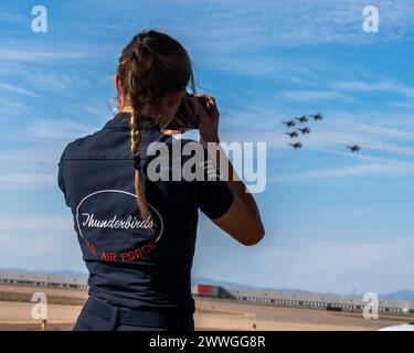 Un Airman assegnato alla squadra dimostrativa dell'aeronautica degli Stati Uniti, i "Thunderbirds", assiste a una dimostrazione durante il Luke Days Airshow il 22 marzo 2024 Foto Stock