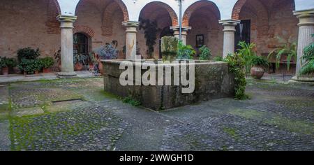 P. de Acim, Spagna - 21 gennaio 2024: Nuovo chiostro del Convento di El Palancar, Pedroso de Acim, Caceres, Spagna Foto Stock