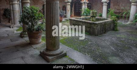 P. de Acim, Spagna - 21 gennaio 2024: Nuovo chiostro del Convento di El Palancar, Pedroso de Acim, Caceres, Spagna Foto Stock