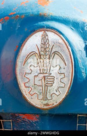 Primo piano del logo del figlioccio in metallo sul trattore Fordson super Major blu vintage a Newbiggin by SEA, Northumberland, Regno Unito Foto Stock