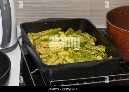 le zucchine cotte in forno sono tagliate a bastoncini con semi di sesamo cotte nel forno 5 Foto Stock