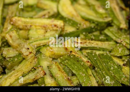 le zucchine cotte al forno tagliate a bastoncini cotte nel forno 3 Foto Stock