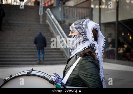 Stoccolma, Svezia. 24 marzo 2024. Nel cuore di Stoccolma a Sergels Torg, la gente si è riunita per una manifestazione di solidarietà alla Palestina. Questa assemblea si tiene in risposta ai tragici eventi del 7 ottobre 2023, quando Hamas ha iniziato un attacco contro Israele. L'incidente è rapidamente diventato uno dei giorni più letali della storia israeliana e palestinese moderna, provocando forti reazioni internazionali. (Credit Image: © Joel Lindhe/ZUMA Press Wire) SOLO PER USO EDITORIALE! Non per USO commerciale! Foto Stock