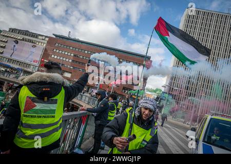 Stoccolma, Svezia. 24 marzo 2024. Nel cuore di Stoccolma a Sergels Torg, la gente si è riunita per una manifestazione di solidarietà alla Palestina. Questa assemblea si tiene in risposta ai tragici eventi del 7 ottobre 2023, quando Hamas ha iniziato un attacco contro Israele. L'incidente è rapidamente diventato uno dei giorni più letali della storia israeliana e palestinese moderna, provocando forti reazioni internazionali. (Credit Image: © Joel Lindhe/ZUMA Press Wire) SOLO PER USO EDITORIALE! Non per USO commerciale! Foto Stock