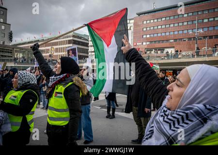 Stoccolma, Svezia. 24 marzo 2024. Nel cuore di Stoccolma a Sergels Torg, la gente si è riunita per una manifestazione di solidarietà alla Palestina. Questa assemblea si tiene in risposta ai tragici eventi del 7 ottobre 2023, quando Hamas ha iniziato un attacco contro Israele. L'incidente è rapidamente diventato uno dei giorni più letali della storia israeliana e palestinese moderna, provocando forti reazioni internazionali. (Credit Image: © Joel Lindhe/ZUMA Press Wire) SOLO PER USO EDITORIALE! Non per USO commerciale! Foto Stock