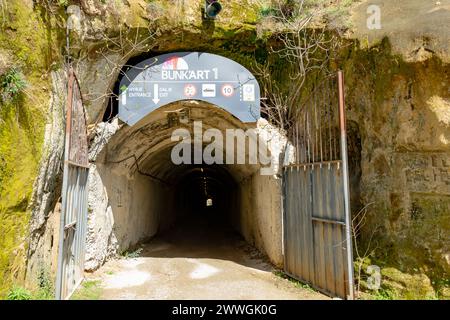 Ex bunker nucleare, ora operativo come museo e galleria d'arte Bunk Art 1 a Tirana, Albania. Foto Stock