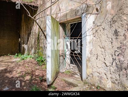 Ex porta di accesso al bunker nucleare, ora operativa come museo e galleria d'arte Bunk Art 1 a Tirana, Albania. Foto Stock