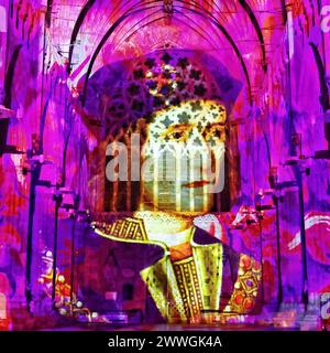 Exeter, Devon, Regno Unito. 9 gennaio 2024. Coinvolgente spettacolo di suoni e luci, che dà vita allo spettacolo dei Gioielli della Corona e delle incoronazioni, presso la Cattedrale di Exeter. Da martedì 9 a sabato 13 gennaio 2024, dopo il lancio alla Torre di Londra, la Cattedrale di Exeter sarà il primo luogo del tour ad ospitare questo nuovo spettacolare spettacolo di suoni e luci, ispirato ai Gioielli della Corona e al loro ruolo nella cerimonia dell'incoronazione. Crediti: Nidpor/Alamy Live News Foto Stock