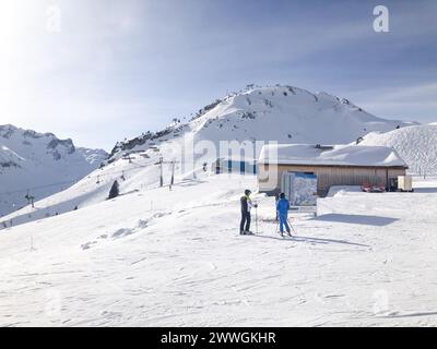 Lech, Austria - 30 gennaio 2024: Le persone amano sciare nelle Alpi austriache nella zona di Lech, Arlberg. Foto Stock