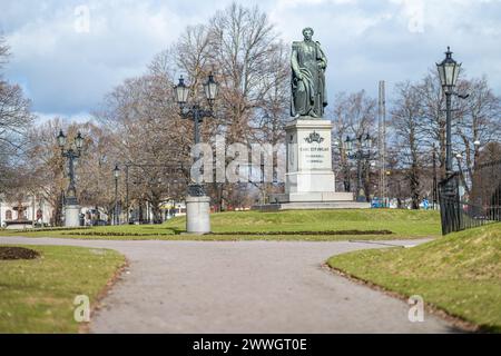 Carl Johans Park con la statua del re Karl Johan XIV in un primo giorno di primavera a Norrköping. Norrkoping è una storica città industriale della Svezia. Foto Stock
