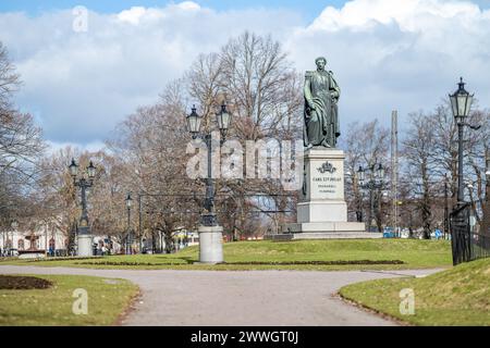 Carl Johans Park con la statua del re Karl Johan XIV in un primo giorno di primavera a Norrköping. Norrkoping è una storica città industriale della Svezia. Foto Stock