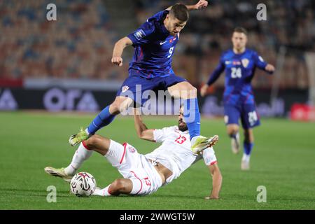 Cairo, Egitto. 24 marzo 2024. Andrej Kramaric (top) della Croazia compete con Hamza Jelassi della Tunisia durante un'amichevole tra Tunisia e Croazia al Cairo, Egitto, il 24 marzo 2024. Crediti: Ahmed Gomaa/Xinhua/Alamy Live News Foto Stock