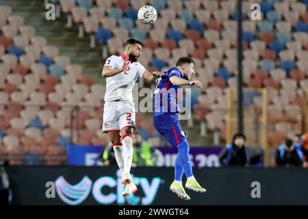 Cairo, Egitto. 24 marzo 2024. Ali Abdi (L) della Tunisia lotta per un colpo di testa durante un'amichevole tra Tunisia e Croazia al Cairo, Egitto, 24 marzo 2024. Crediti: Ahmed Gomaa/Xinhua/Alamy Live News Foto Stock