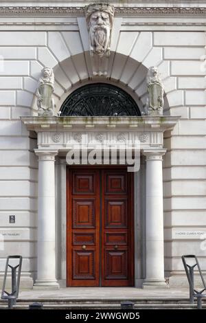 Porta d'ingresso dell'HM Treasury di Londra Foto Stock